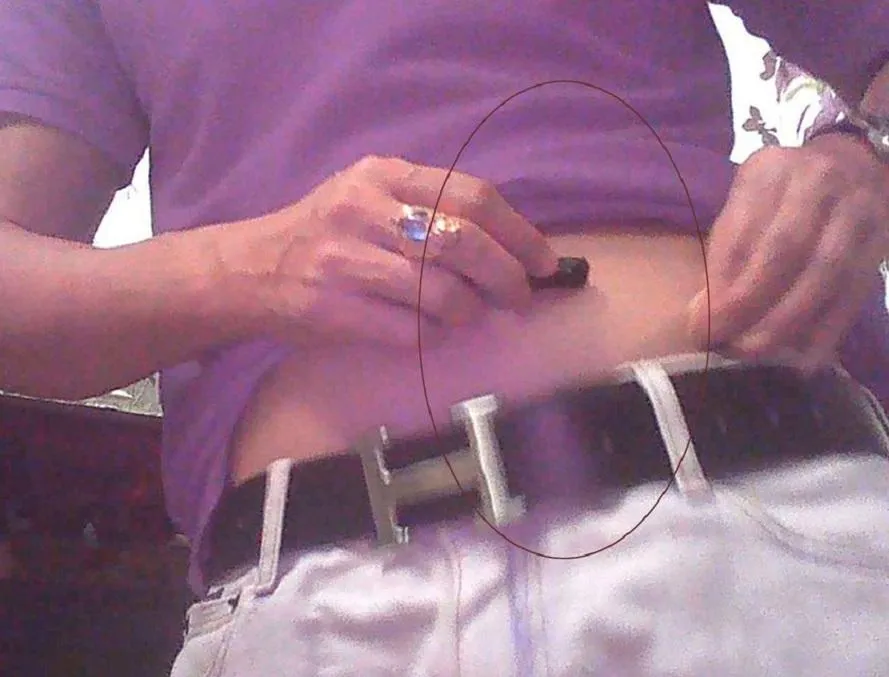 Một người hướng dẫn nhét micro siêu nhỏ vào quần lót, sau đó lấy ra nhét vào khẩu trang để thi lý thuyết bằng lái ô tô. Ảnh: TS-VT.