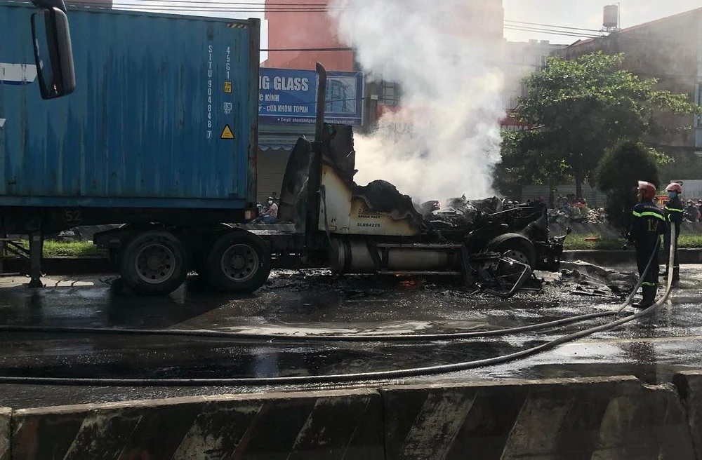 Phần đầu kéo của xe bị cháy rụi hoàn toàn. Ảnh: VH.