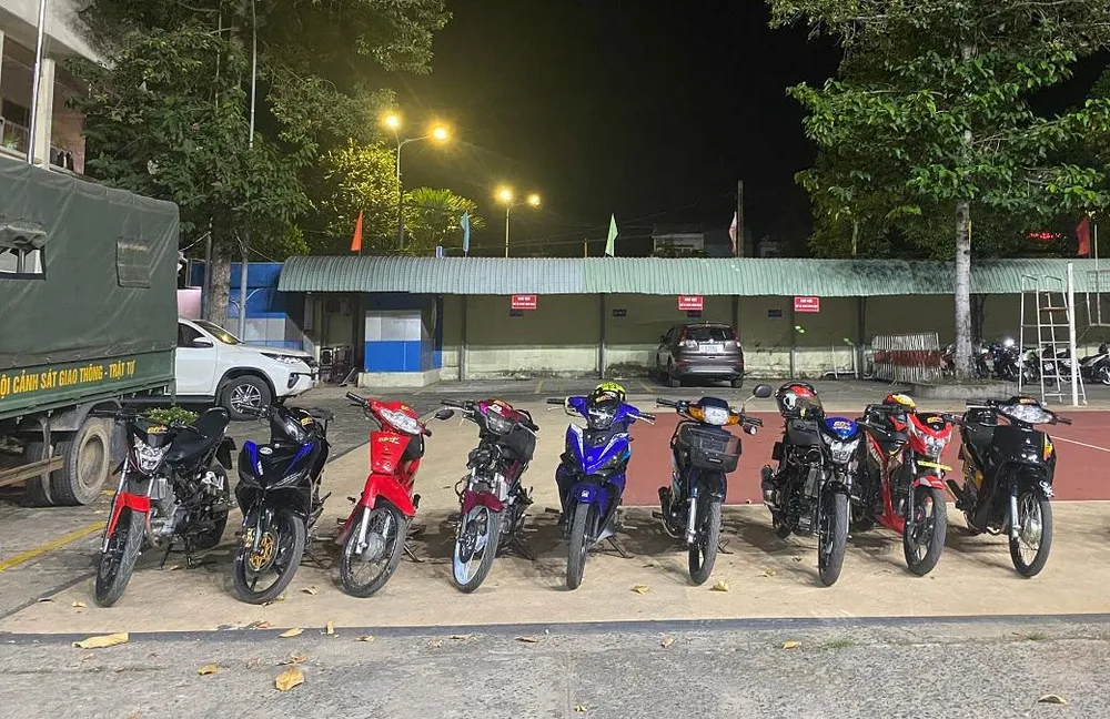 Hàng chục thanh niên chuẩn bị đua xe bị công an vây bắt. Ảnh: VH. Hàng chục thanh niên chuẩn bị đua xe bị công an vây bắt. Ảnh: VH.