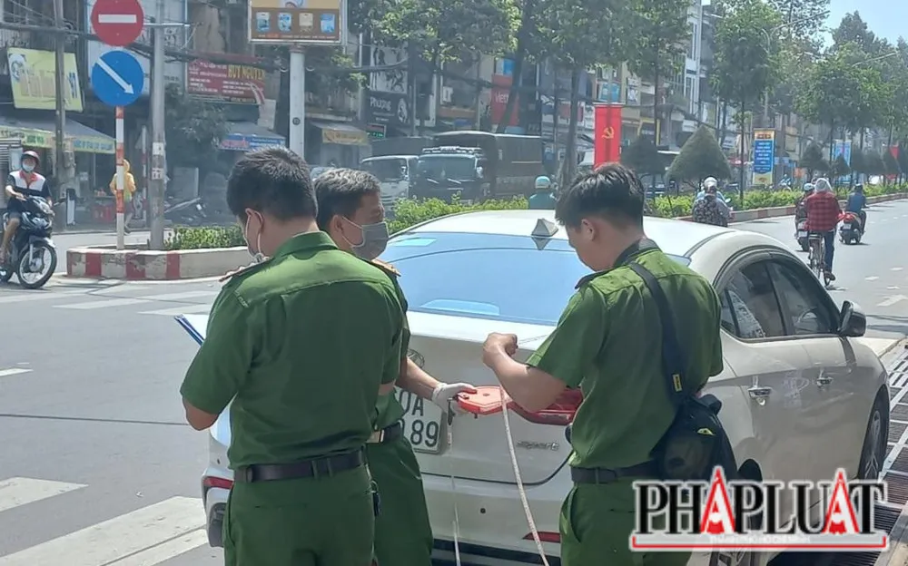 Cơ quan công an khám nghiệm hiện trường. Ảnh: VH.