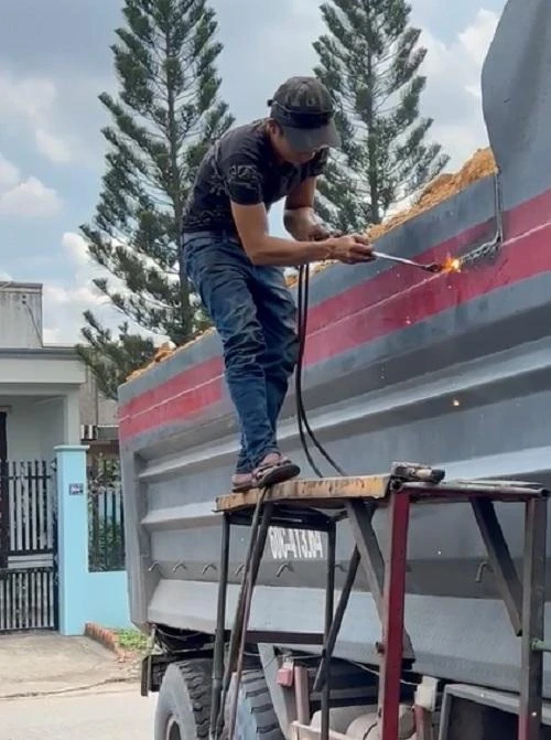 Chiếc xe tải ben chở đất cơi nới thùng bị lực lượng chức năng tỉnh Đồng Nai xử lý cắt thùng, hạ tải. Ảnh: VH.