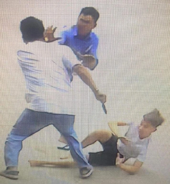 Thấy con bị truy sát, ông Long chạy vào đỡ thì bị Quảng tấn công. Ảnh cắt từ clip