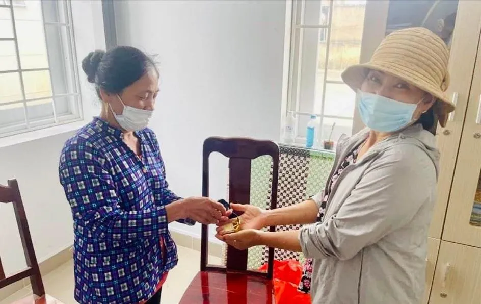 Bà Thao vui mừng khi nhận lại số tài sản đã đánh rơi mà bà Hương nhặt được. Ảnh CTV.