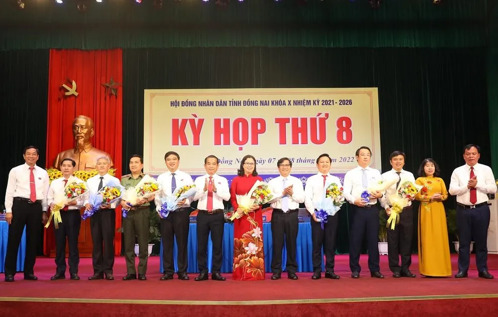 Lãnh đạo HĐND tỉnh, UBND tỉnh Đồng Nai tặng hoa cho các Ủy viên UBND tỉnh vừa được bầu bổ sung và miễn nhiệm. Ảnh: VH. Lãnh đạo HĐND tỉnh, UBND tỉnh Đồng Nai tặng hoa cho các Ủy viên UBND tỉnh vừa được bầu bổ sung và miễn nhiệm. Ảnh: VH.