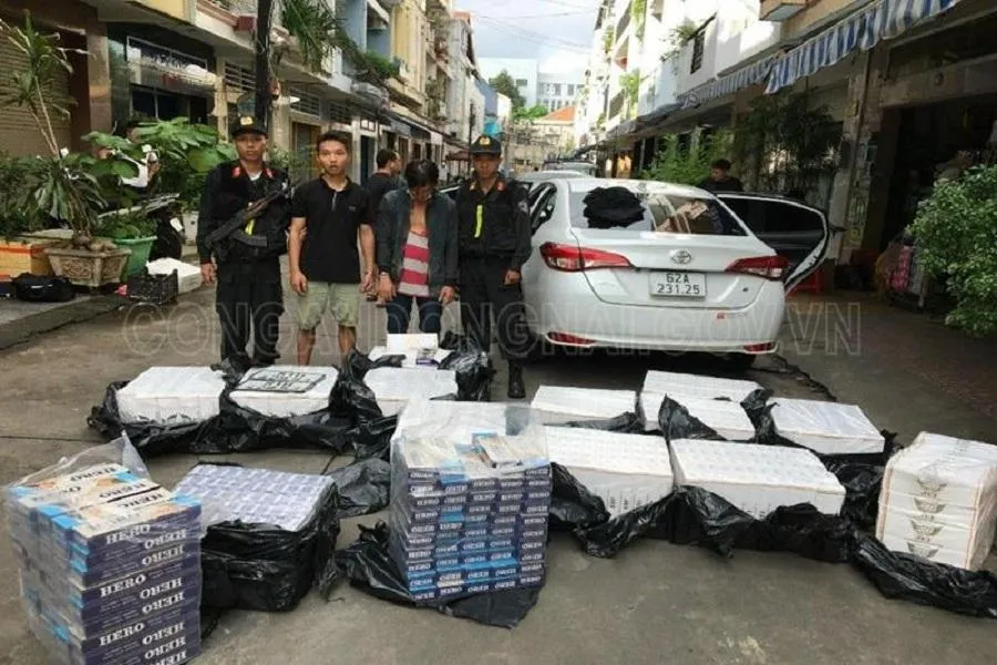 Lực lượng công an bắt quả tang các đối tượng đang giao thuốc lá lậu. Ảnh: CA