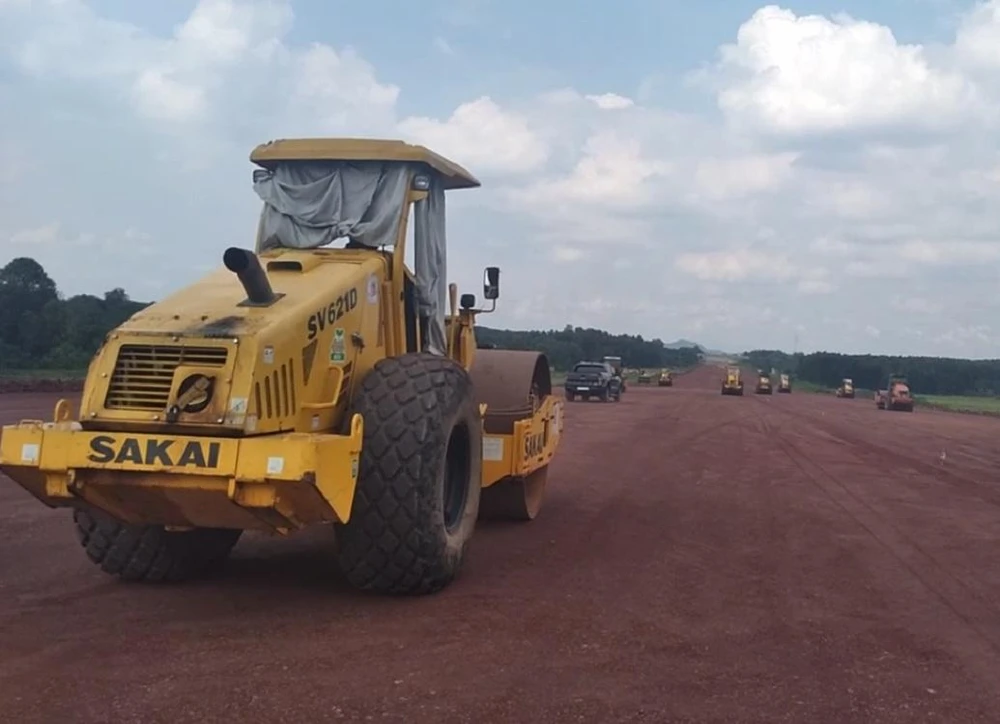 Thi công trên công trường gói thầu XL03 qua huyện Xuân Lộc (Đồng Nai). Ảnh: VH.