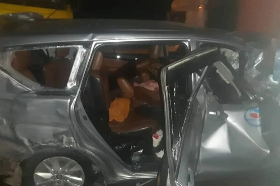 Chiếc xe ô tô 7 chỗ bị hư hỏng nặng trong vụ tai nạn. Ảnh: CTV. Chiếc xe ô tô 7 chỗ bị hư hỏng nặng trong vụ tai nạn. Ảnh: CTV.