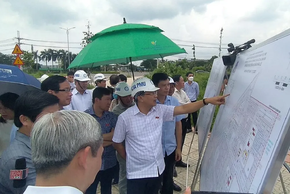 Đoàn giám sát nghe báo cáo tiến độ xây dựng Khu tái định cư Lộc An - Bình Sơn. Ảnh: VH Đoàn giám sát nghe báo cáo tiến độ xây dựng Khu tái định cư Lộc An - Bình Sơn. Ảnh: VH