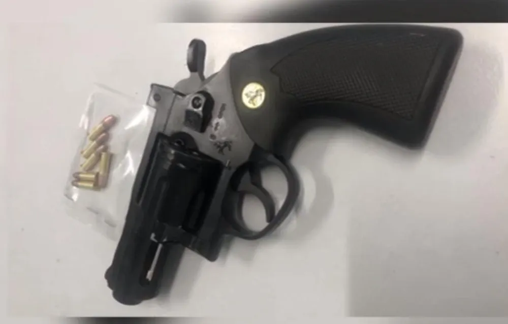 Khẩu súng cùng sáu viên đạn công an thu giữ tại nhà nghi can. Ảnh: CA