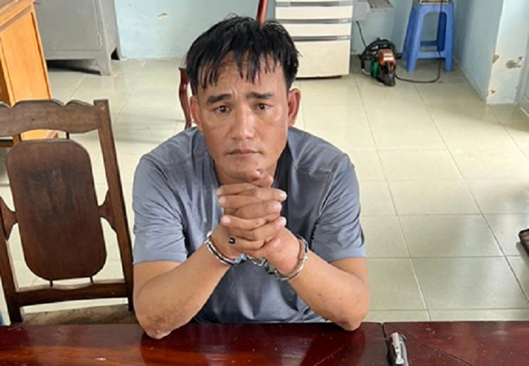 Nghi can Hồng bị bắt giữ. Ảnh: AX.