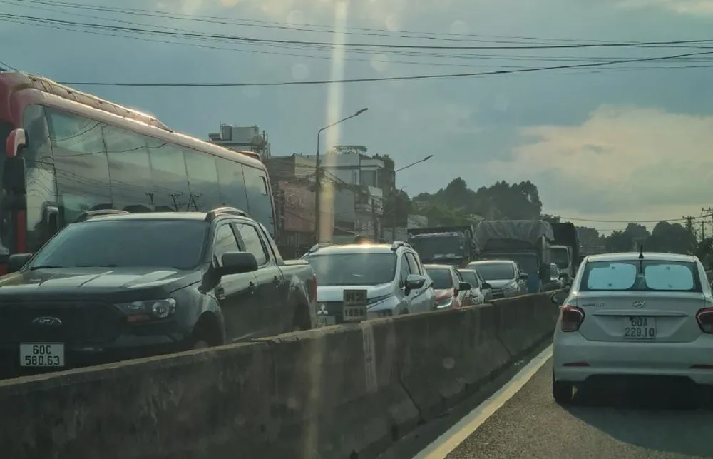 Vụ tai nạn khiến tuyến quốc lộ 1 đoạn qua huyện Trảng Bom ùn tắc nghiêm trọng. Ảnh: VH Vụ tai nạn khiến tuyến quốc lộ 1 đoạn qua huyện Trảng Bom ùn tắc nghiêm trọng. Ảnh: VH