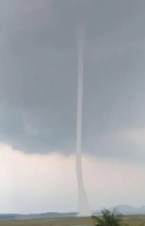 Vòi rồng cao cả ngàn mét xuất hiện tại lòng hồ Trị An, Đồng Nai - Ảnh cắt từ clip