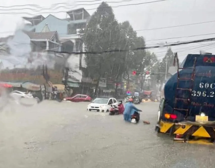 Điểm ngập phát sinh tại ngã 3 đường Đồng Khởi - Bùi Trọng Nghĩa. Ảnh: AX. Điểm ngập phát sinh tại ngã 3 đường Đồng Khởi - Bùi Trọng Nghĩa. Ảnh: AX.