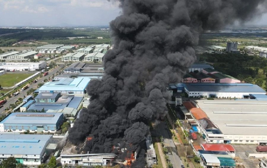 Một vụ cháy tại công ty trong Khu công nghiệp Long Bình, TP Biên Hòa. Ảnh: VH.