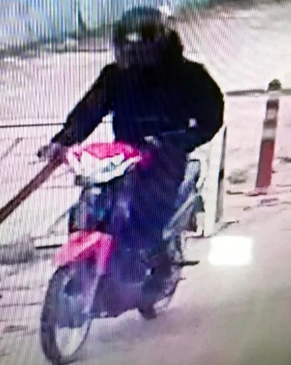 Hình ảnh nghi can thực hiện vụ cướp trên đường bỏ chạy. Hình ảnh nghi can thực hiện vụ cướp trên đường bỏ chạy.