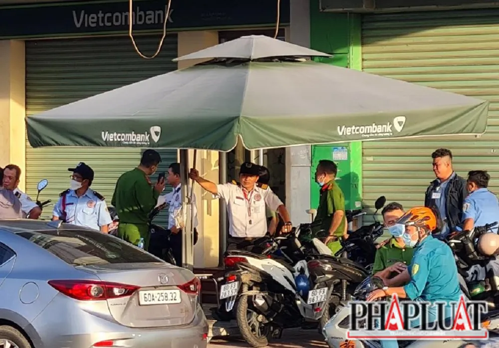 Lực lượng công an phong tỏa ngân hàng để điều tra, truy bắt hung thủ. Ảnh: VH. Lực lượng công an phong tỏa ngân hàng để điều tra, truy bắt hung thủ. Ảnh: VH.