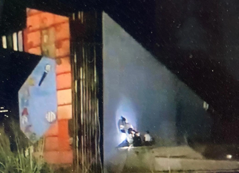 Lực lượng chức năng đục tường tiếp cận đám cháy. Ảnh: VH.