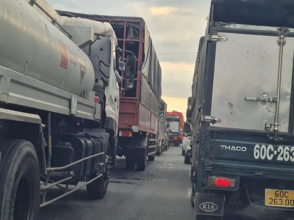 Quốc lộ 1A, đoạn từ Ngã ba nhà máy nước Thiện Tân liên tục kẹt xe nghiêm trọng. Ảnh: VH.