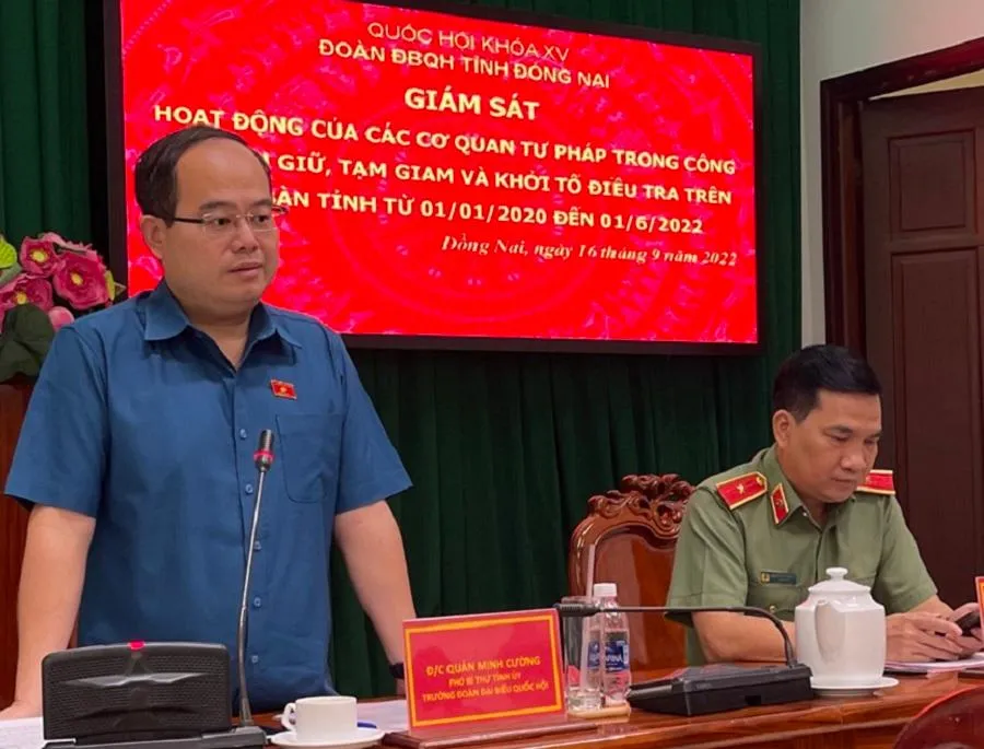 Ông Quản Minh Cường, Phó bí thư Tỉnh ủy, Trưởng đoàn đại biểu Quốc hội tỉnh Đồng Nai phát biểu tại buổi làm việc với Công an tỉnh Đồng Nai. Ảnh: VH.