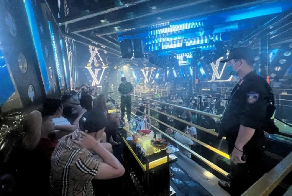 Công an &quot;đột kích&quot; vào quán bar LV Club phát hiện 52 người dương tính với ma túy. Ảnh: VH