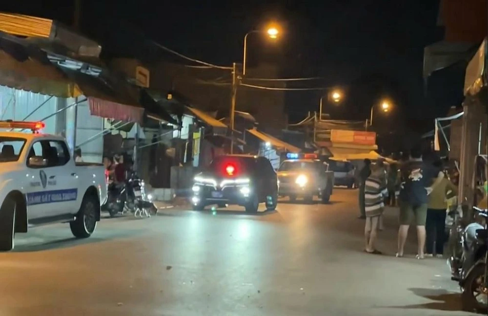 Công an tiến hành khám xét nơi ở của nghi phạm trong vụ nổ súng. Ảnh: AX