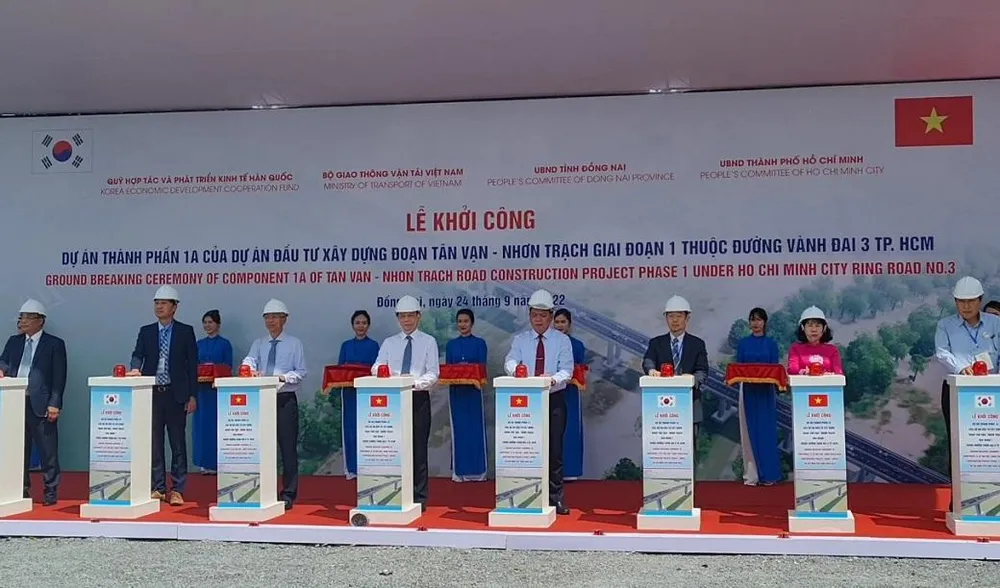 Thứ trưởng Bộ GTVT Lê Anh Tuấn cùng lãnh đạo TP.HCM và Đồng Nai thực hiện lễ khởi công dự án thành phần 1A của đường Vành đai 3. Ảnh: VH.