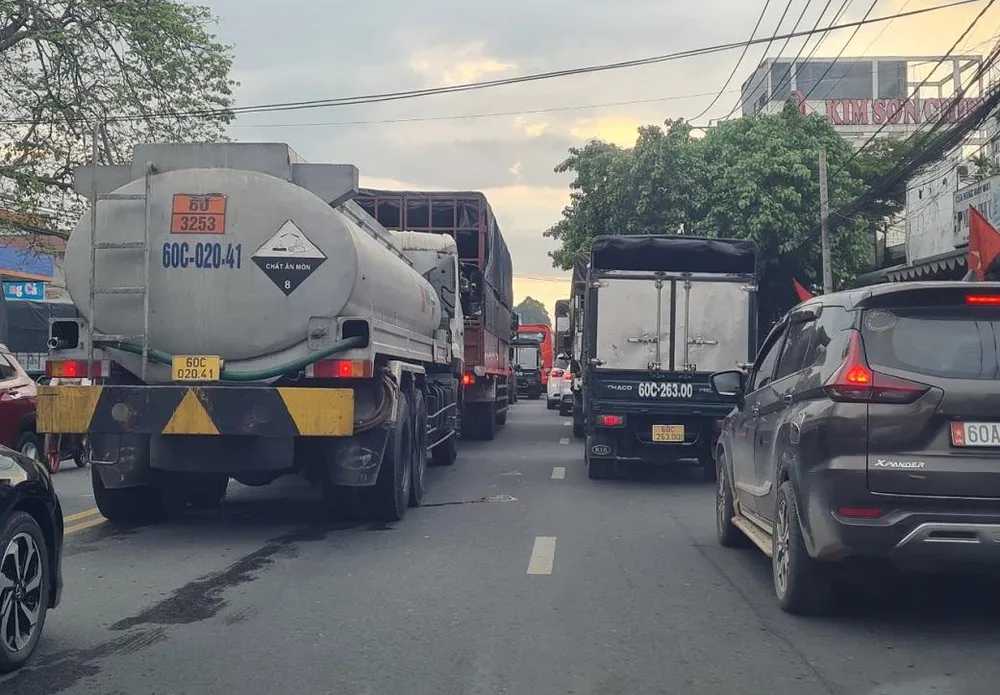 Tuyến quốc lộ 1, đoạn qua phường Tân Biên ùn tắc giao thông. Ảnh: VŨ HỘI.