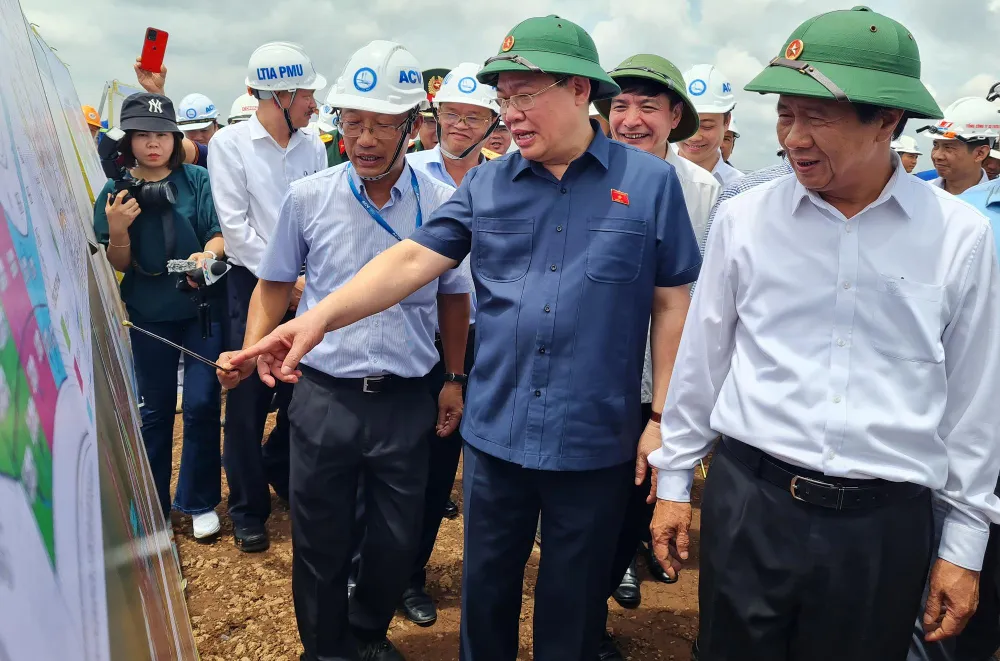 Chủ tịch Quốc hội Vương Đình Huệ kiểm tra thực tế Dự án đầu tư xây dựng Cảng hàng không quốc tế Long Thành. Ảnh: VH. Chủ tịch Quốc hội Vương Đình Huệ kiểm tra thực tế Dự án đầu tư xây dựng Cảng hàng không quốc tế Long Thành. Ảnh: VH.