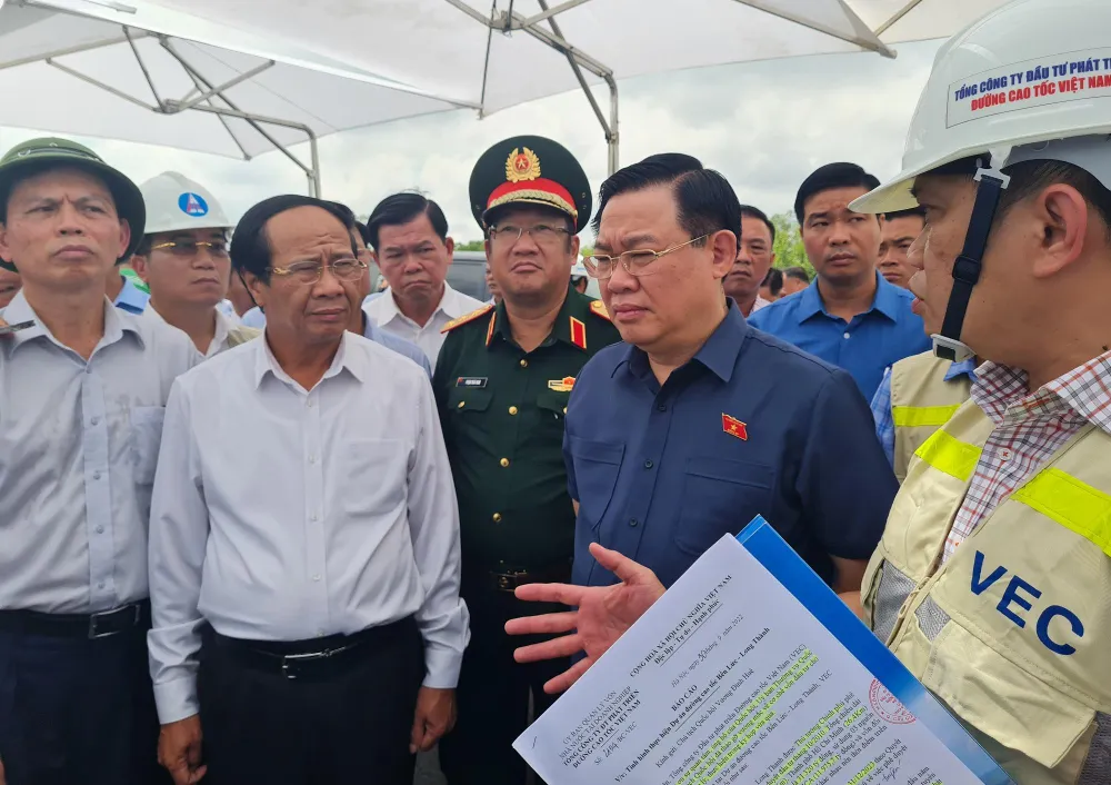 Chủ tịch Quốc hội Vương Đình Huệ nghe đơn vị chức năng thuyết trình về gói thầu của dự án trọng điểm quốc gia cao tốc Bến Lức - Long Thành. Ảnh: VH. Chủ tịch Quốc hội Vương Đình Huệ nghe đơn vị chức năng thuyết trình về gói thầu của dự án trọng điểm quốc gia cao tốc Bến Lức - Long Thành. Ảnh: VH.