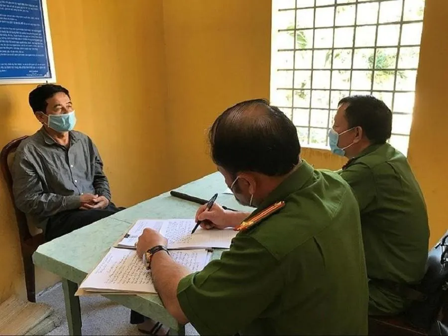 Bị can Phan Thanh Hữu, "ông trùm" trong đường dây xăng lậu tại cơ quan điều tra. Ảnh: VH Bị can Phan Thanh Hữu, "ông trùm" trong đường dây xăng lậu tại cơ quan điều tra. Ảnh: VH