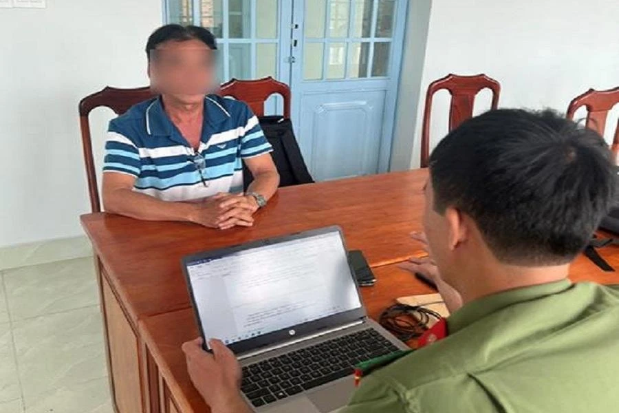 Công an làm việc với ông PHT. Ảnh: CAĐN.