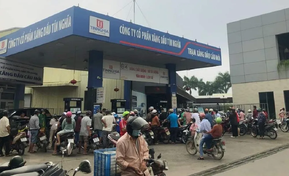 Cây xăng ngã tư Tân Phong (TP Biên Hòa) bán theo &quot;hạn mức&quot; với 30 ngàn cho xe máy và 300 ngàn đồng với xe ô tô. Ảnh: AX.