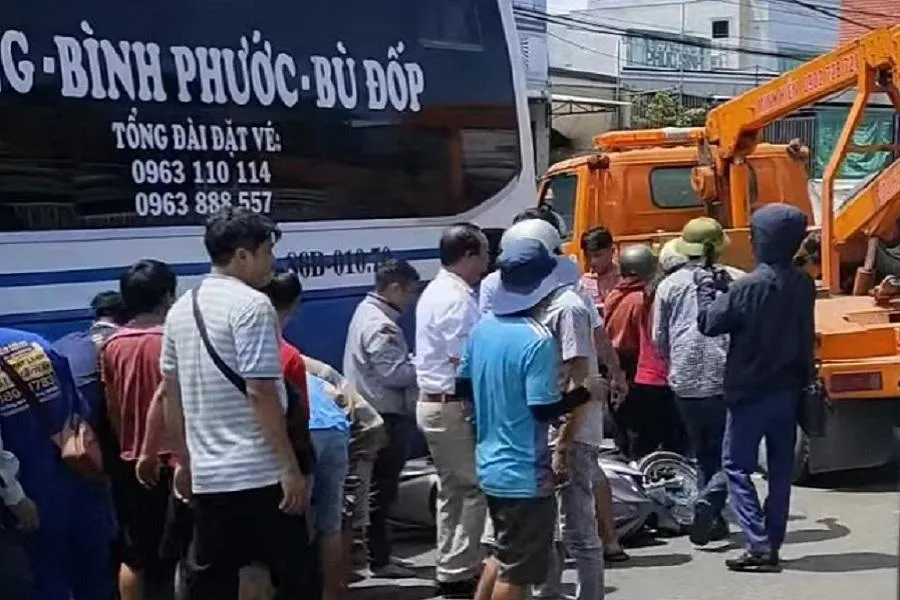 Người dân nhanh chóng gọi xe cẩu đến để nâng chiếc xe ô tô khách. Ảnh: AX. Người dân nhanh chóng gọi xe cẩu đến để nâng chiếc xe ô tô khách. Ảnh: AX.