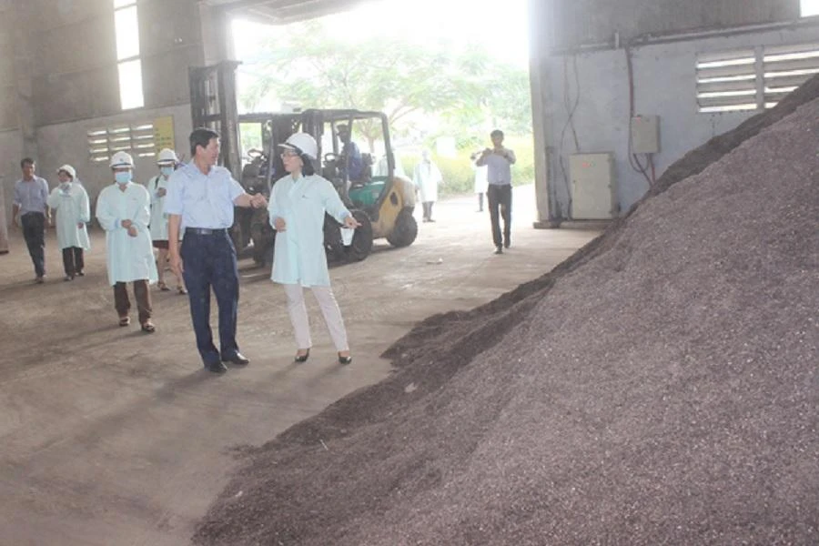 Đoàn giám sát Khu xử lý chất thải Quang Trung (tại xã Quang Trung, huyện Thống Nhất). Ảnh: Uyển Nhi.