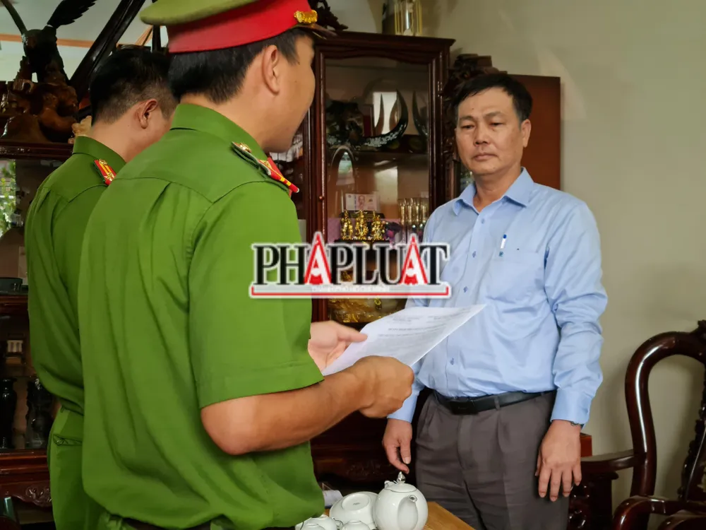 Công an tỉnh Đồng Nai đọc lệnh khám xét nhà bị can Hồng. Ảnh: VŨ HỘI Công an tỉnh Đồng Nai đọc lệnh khám xét nhà bị can Hồng. Ảnh: VŨ HỘI