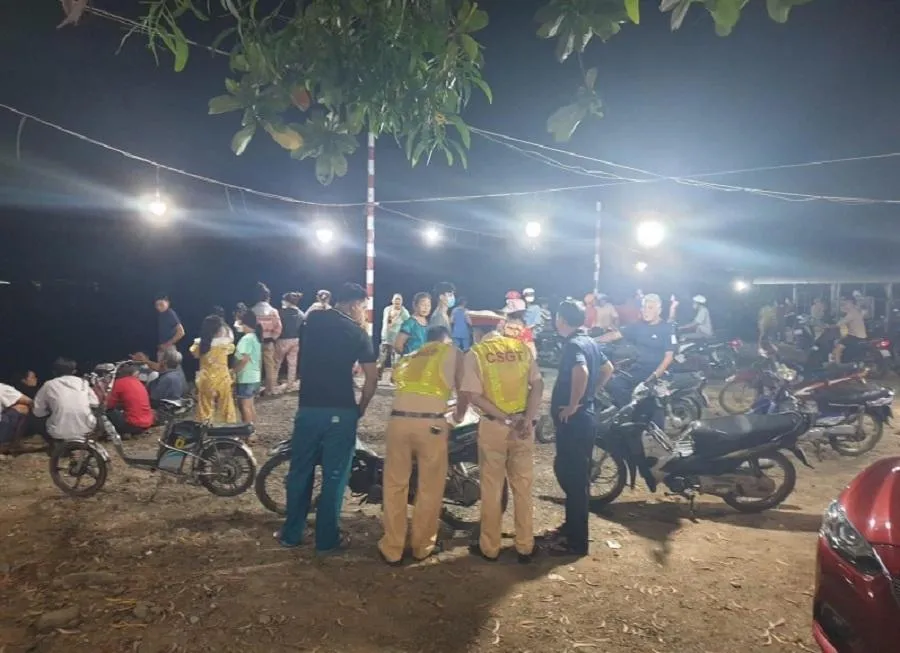 Lực lượng chức năng tổ chức tìm kiếm nạn nhân ngay trong đêm. Ảnh: CTV.