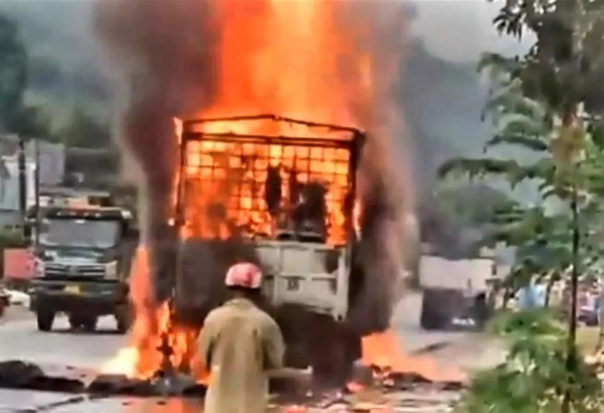 Ngọn lửa bốc cháy thiêu rụi xe tải và toàn bộ hàng hoá trên xe. Ảnh: VH Ngọn lửa bốc cháy thiêu rụi xe tải và toàn bộ hàng hoá trên xe. Ảnh: VH