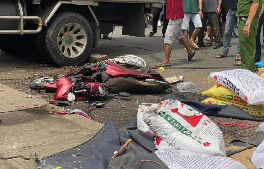 Chiếc xe máy của nạn nhân bị đè vỡ vụn. Ảnh: AX.