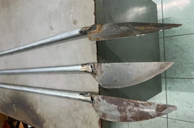 Dao phóng lợn nhóm thanh niên dùng để đi giải quyết mâu thuẫn. Ảnh CA. Dao phóng lợn nhóm thanh niên dùng để đi giải quyết mâu thuẫn. Ảnh CA.