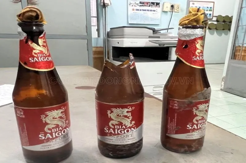 Bom xăng nhóm thanh niên mang theo để giải quyết mâu thuẫn. Ảnh VH. Bom xăng nhóm thanh niên mang theo để giải quyết mâu thuẫn. Ảnh VH.