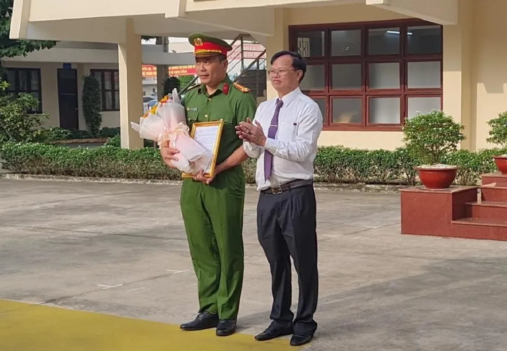 Chủ tịch Ủy ban nhân dân tỉnh Đồng Nai Cao Tiến Dũng trao thưởng đột xuất cho đại diện Tổ công tác 161. Ảnh: VŨ HỘI Chủ tịch Ủy ban nhân dân tỉnh Đồng Nai Cao Tiến Dũng trao thưởng đột xuất cho đại diện Tổ công tác 161. Ảnh: VŨ HỘI