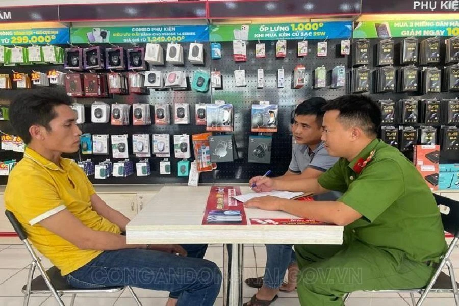 Nghi can Thuận (trái) làm việc cơ quan công an. Ảnh: CA.