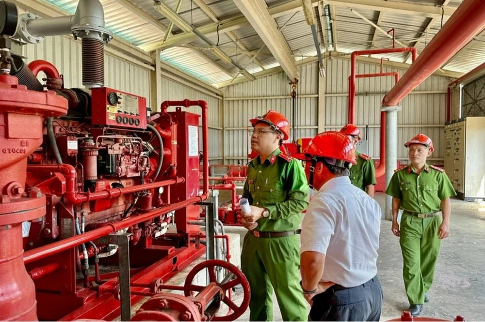 Lực lượng chức năng kiểm tra an toàn phòng cháy, chữa cháy tại một cơ sở. Ảnh: VH.