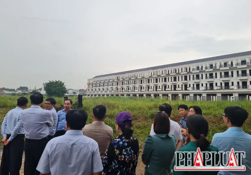 Đoàn giám sát của Đoàn đại biểu Quốc hội tỉnh Đồng Nai kiểm tra dự án khu dân cư Bình Đa. Ảnh: VH.