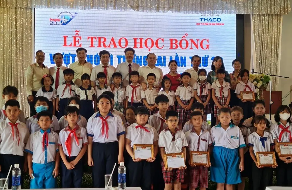 Lãnh đạo tỉnh Đồng Nai, sở, ngành cùng Ban biên tập Báo Đồng Nai và các em học sinh tại buổi lễ trao học bổng. Ảnh: VH Lãnh đạo tỉnh Đồng Nai, sở, ngành cùng Ban biên tập Báo Đồng Nai và các em học sinh tại buổi lễ trao học bổng. Ảnh: VH