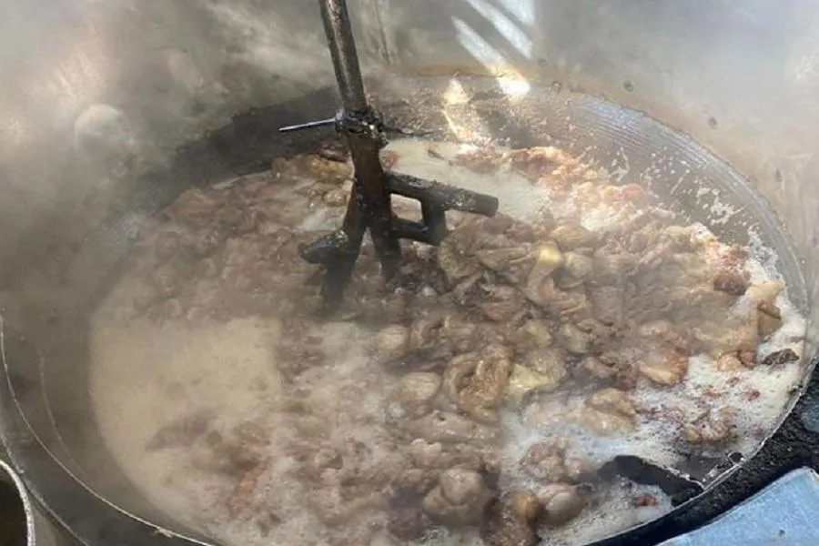 Sau đó chế biến lấy nước mỡ và tóp mỡ mang tiêu thụ. Ảnh: CA.