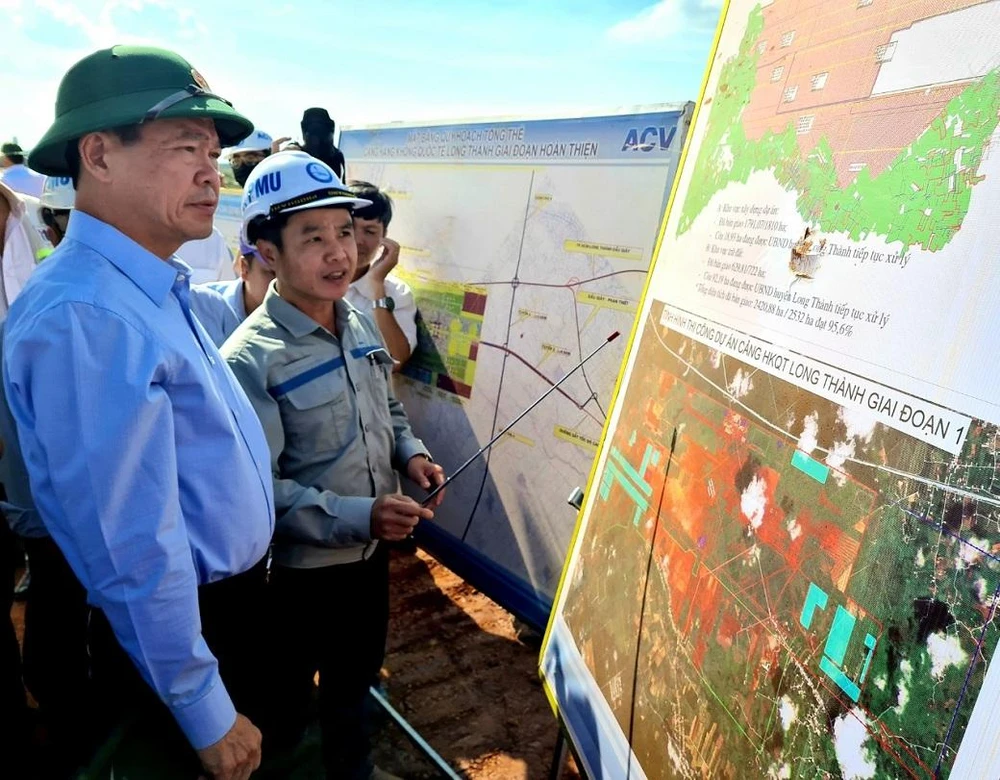 Bí thư Tỉnh ủy Đồng Nai Nguyễn Hồng Lĩnh nghe đơn vị thi công báo cáo tiến độ dự án xây dựng sân bay Long Thành. Ảnh: VH.