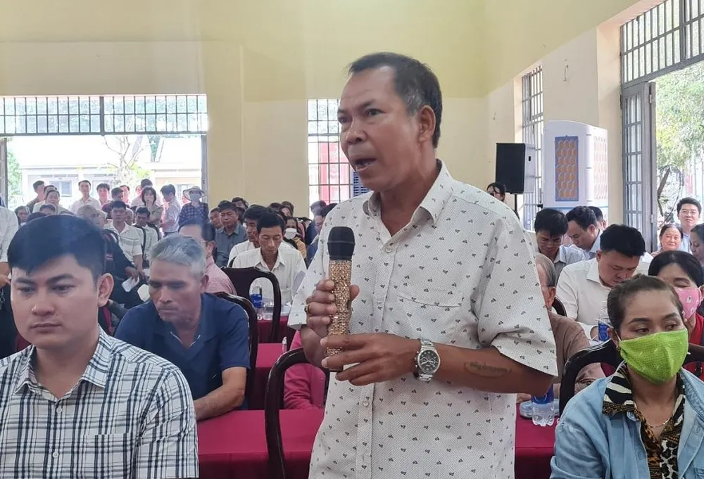 Người dân bị giải tỏa trong dự án sân bay Long Thành ý kiến trong buổi đối thoại. Ảnh: VH