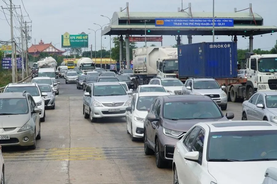 Kẹt xe tại trạm thu phí Quốc lộ 51. Ảnh: VH.