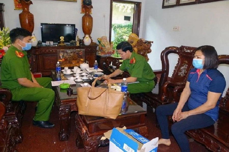 Cơ quan công an tiến hành khám xét nơi ở và nơi làm việc của vợ chồng bị can Mai Thị Dần. Ảnh: VH.